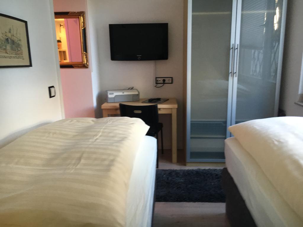 Messe Ferienwohnung Duesseldorf Oberkassel Dış mekan fotoğraf