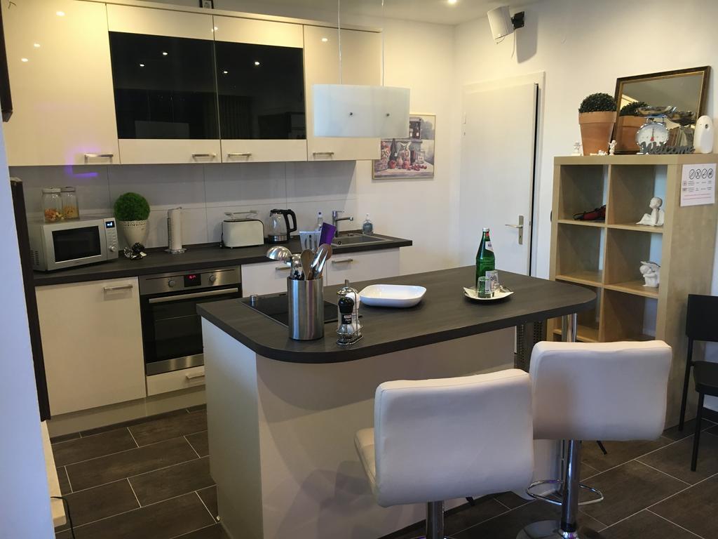 Messe Ferienwohnung Duesseldorf Oberkassel Dış mekan fotoğraf